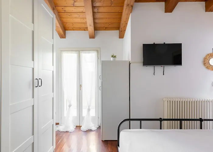 Broccaindosso 32 By District بولونيا